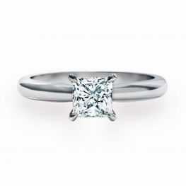 Anillo de compromiso clásico con diamantes de talla princesa