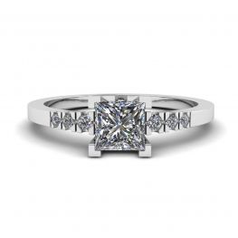 Anillo de diamantes de talla princesa con 3 diamantes laterales pequeños Anillo de diamantes de talla princesa con 3 diamantes laterales pequeños