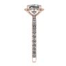 Anillo de compromiso con halo de diamantes de talla cojín en oro rosado, Image 3
