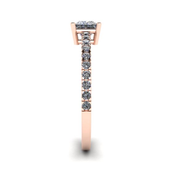 Anillo de diamantes de talla princesa con pavé lateral en oro rosa de 18 quilates, More Image 1