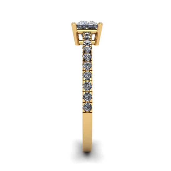 Anillo de diamantes talla princesa con pavé lateral en oro amarillo de 18 quilates, More Image 1