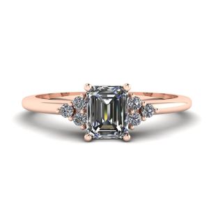 Anillo de diamantes de talla esmeralda con diamantes laterales en oro rosa