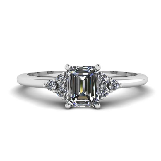 Anillo de diamantes de talla esmeralda con diamantes laterales, Image 1