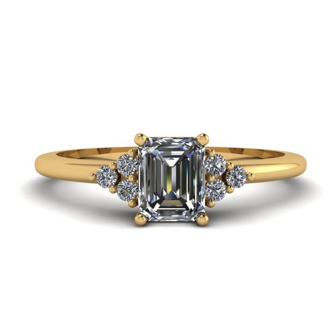 Anillo Diamante Talla Esmeralda con Diamantes Laterales Oro Amarillo