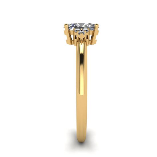 Anillo de diamantes ovalados con 3 diamantes laterales en oro amarillo, More Image 1