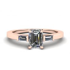 Anillo de diamantes de talla baguette lateral y talla esmeralda en oro rosa