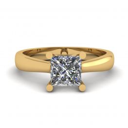 Anillo de oro amarillo de 18 quilates con diamante talla princesa Anillo de oro amarillo de 18 quilates con diamante talla princesa
