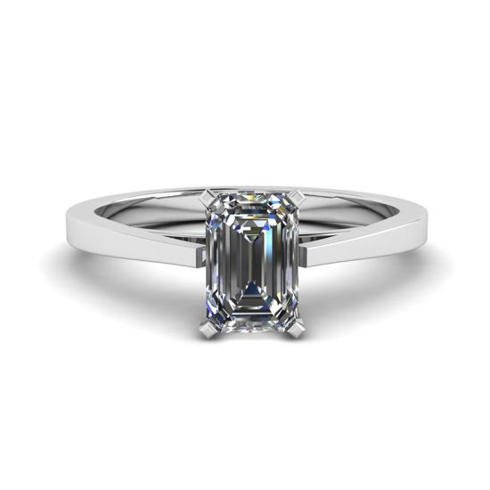 Anillo de diamantes de talla esmeralda en estilo futurista