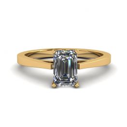 Anillo estilo futurista con diamantes de talla esmeralda en oro amarillo de 18 quilates
