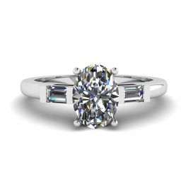 Anillo Baguettes Laterales con Diamantes Ovalados en Oro Blanco