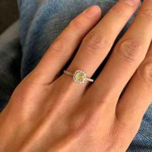 Anillo cojín de diamantes amarillos de 0,5 ct con halo de oro rosa - Photo 4