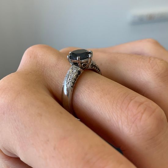 Diamante negro de 6 puntas con anillo pavé de dos colores en oro blanco,  Ampliar imagen 5