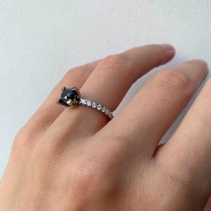 Anillo redondo de diamantes negros con lateral y pavé oculto - Photo 6