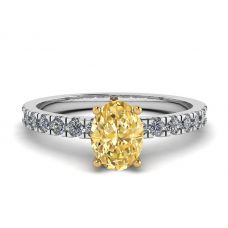 Anillo ovalado de diamantes amarillos con pavé lateral