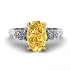 Anillo de diamante amarillo ovalado con diamantes blancos de pera laterales