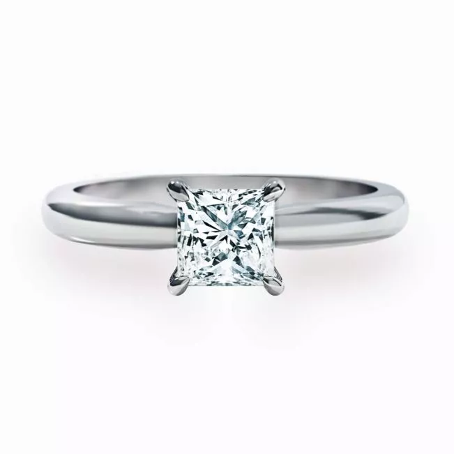 Anillo de compromiso clásico con diamantes de talla princesa