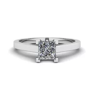 Anillo de diamantes de talla princesa en oro blanco de 18 quilates