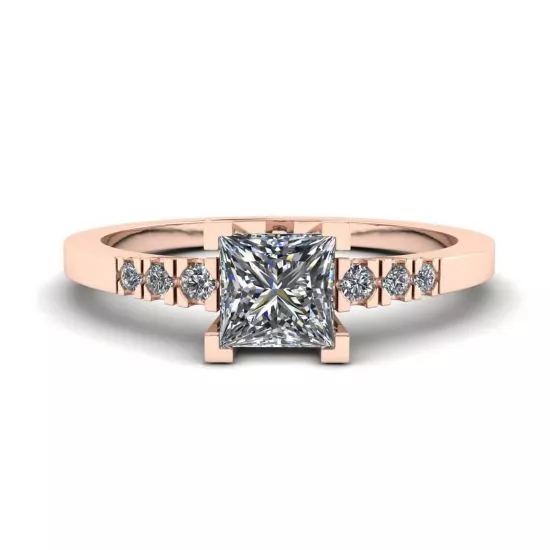 Anillo de diamantes de talla princesa con 3 diamantes laterales pequeños en oro rosa, Ampliar imagen 1