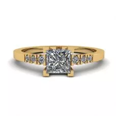 Anillo de diamantes talla princesa con 3 diamantes laterales pequeños en oro amarillo