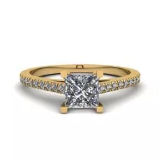 Anillo de compromiso con pavé festoneado de talla princesa en oro amarillo