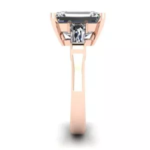 Anillo de compromiso de tres piedras con esmeralda y diamantes de talla baguette en oro rosado - Photo 2
