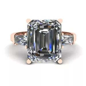 Anillo de compromiso de tres piedras con esmeralda y diamantes de talla baguette en oro rosado