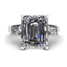 Anillo de compromiso de tres piedras con esmeralda y diamantes de talla baguette