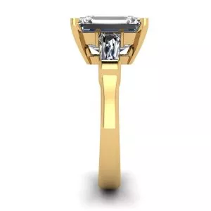 Anillo de Compromiso de Tres Piedras con Esmeralda y Diamantes Baguette en Oro Amarillo - Photo 2