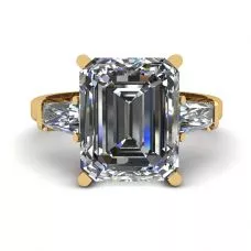 Anillo de Compromiso de Tres Piedras con Esmeralda y Diamantes Baguette en Oro Amarillo