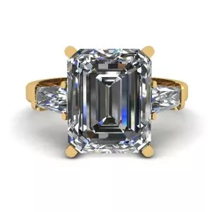 Anillo de Compromiso de Tres Piedras con Esmeralda y Diamantes Baguette en Oro Amarillo