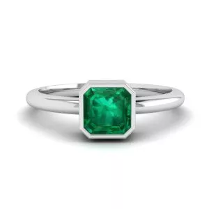 Elegante anillo de esmeralda cuadrada en oro blanco de 18 quilates