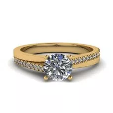 Anillo de compromiso con pavé lateral asimétrico en oro amarillo