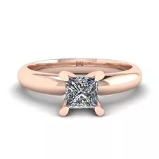 Anillo de oro rosa con diamante talla princesa