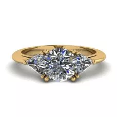 Anillo de tres diamantes en oro amarillo de 18 quilates