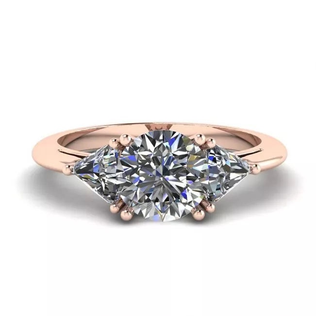 Anillo de tres diamantes en oro rosa de 18 quilates