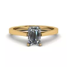 Anillo estilo futurista con diamantes de talla esmeralda en oro amarillo de 18 quilates