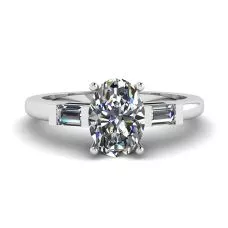 Anillo Baguettes Laterales con Diamantes Ovalados en Oro Blanco