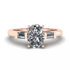 Anillo de oro rosa con diamantes laterales baguettes ovalados