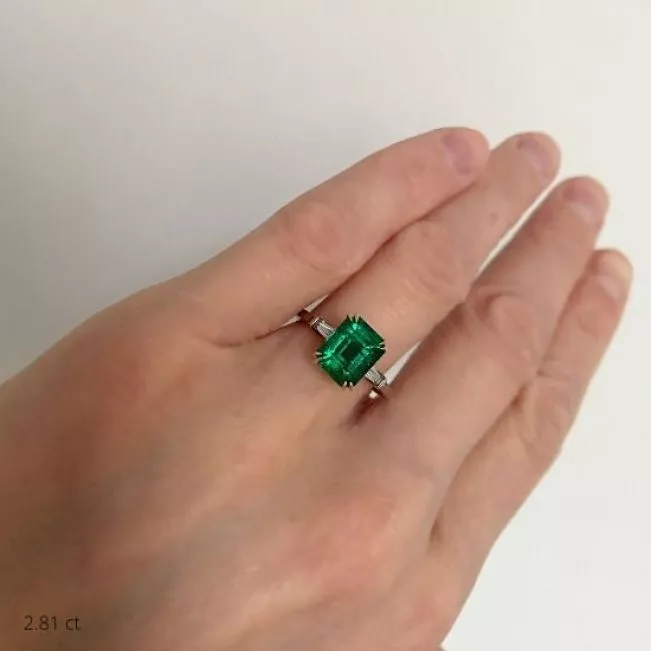 Anillo de Esmeralda de 3 quilates con Diamantes Laterales Baguette - Photo 4