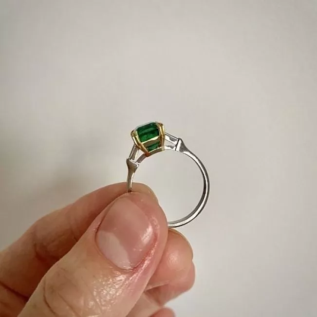 Anillo de Esmeralda de 3 quilates con Diamantes Laterales Baguette - Photo 5