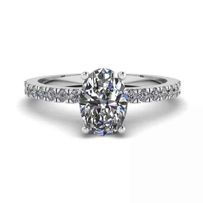 Anillo de diamantes ovalados con pavé lateral