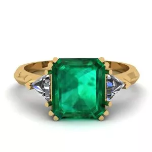 Anillo Esmeralda 3 quilates Triángulo Diamantes laterales Oro amarillo