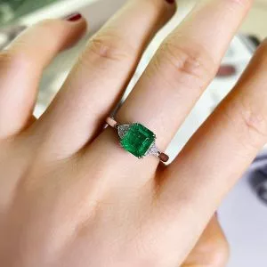 Anillo de Esmeralda de 3 quilates con Triángulo de Diamantes en Oro Rosa - Photo 4