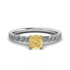 Diamante amarillo cojín de 0,5 ct con anillo de pavé lateral
