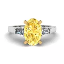 Anillo ovalado de diamantes amarillos con baguettes laterales blancos